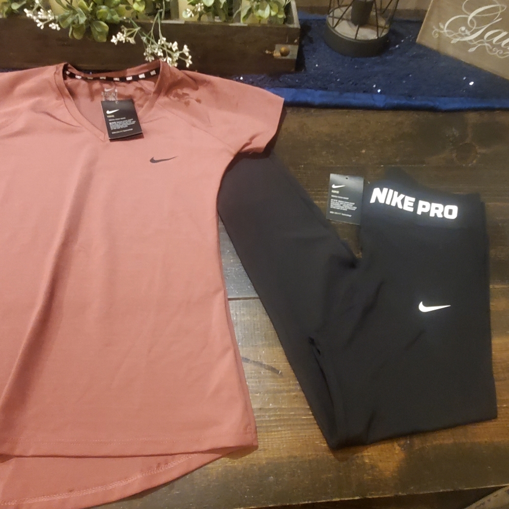 NWT Womens Medium Nike Pro Set